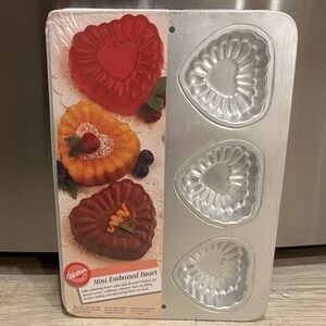 NWT Wilton Mini Embossed Heart Baking Pan